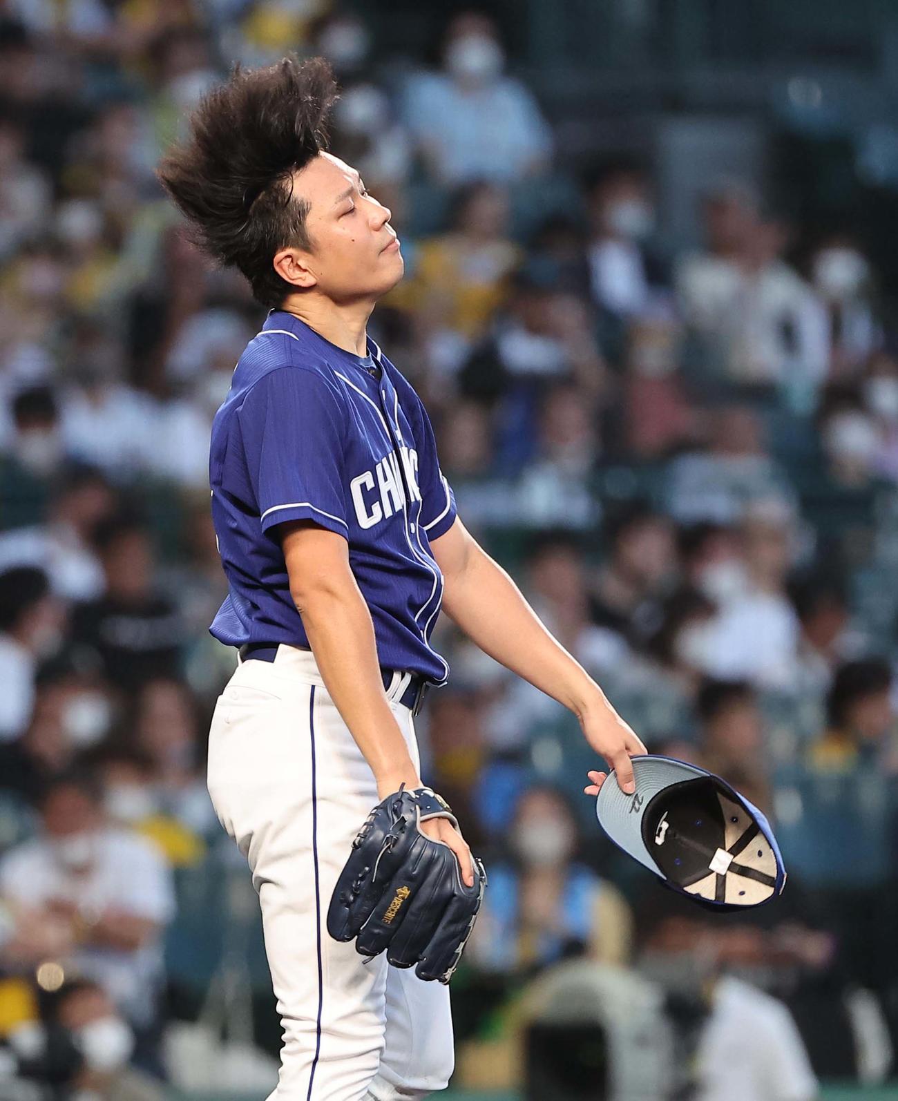 阪神対中日　3回裏阪神1死二塁、暴投した大野は髪の毛を振り乱して悔しがる（撮影・上田博志）