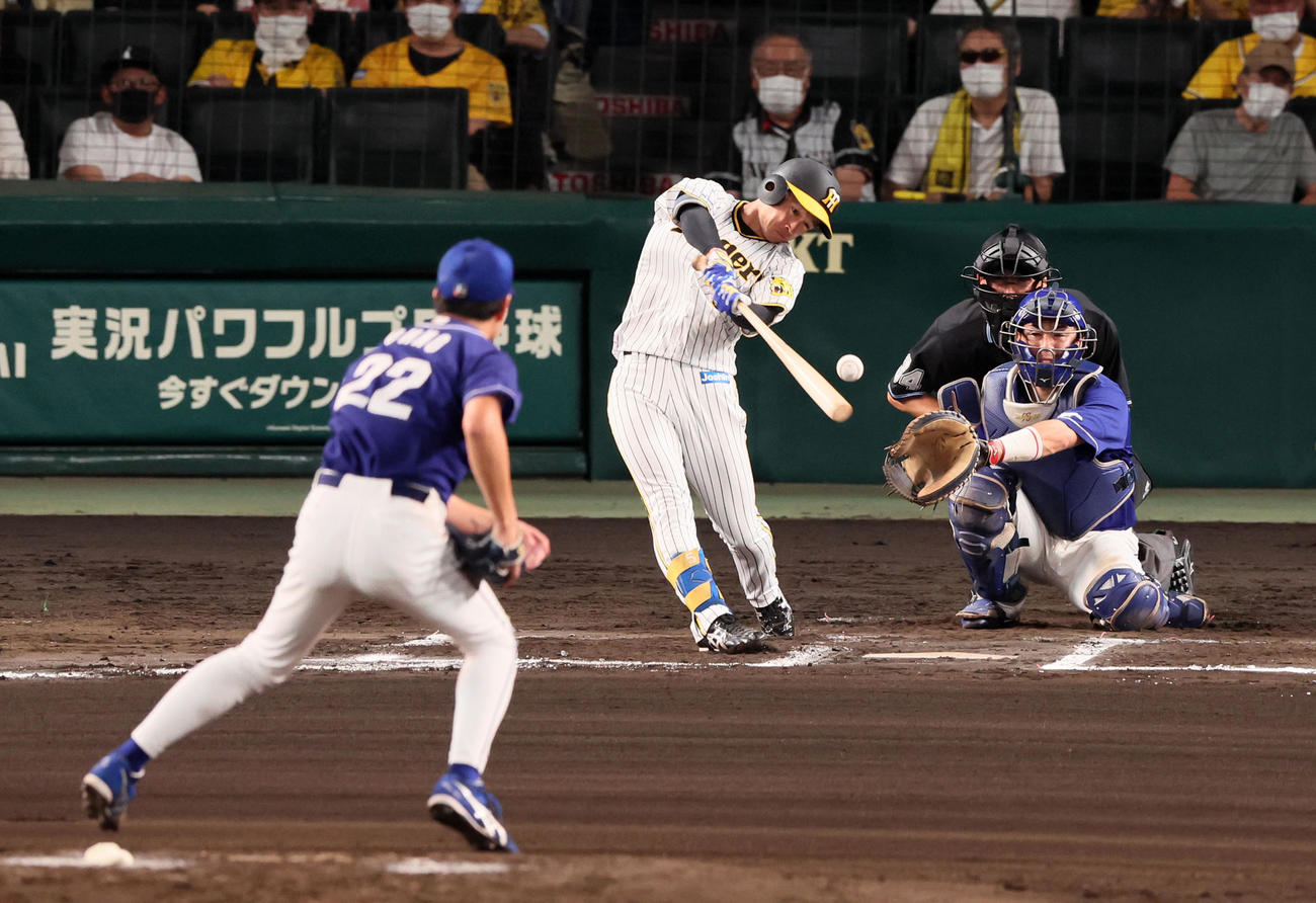 阪神対中日　6回裏阪神1死、近本は中前打を放つ。投手は大野雄（撮影・加藤哉）