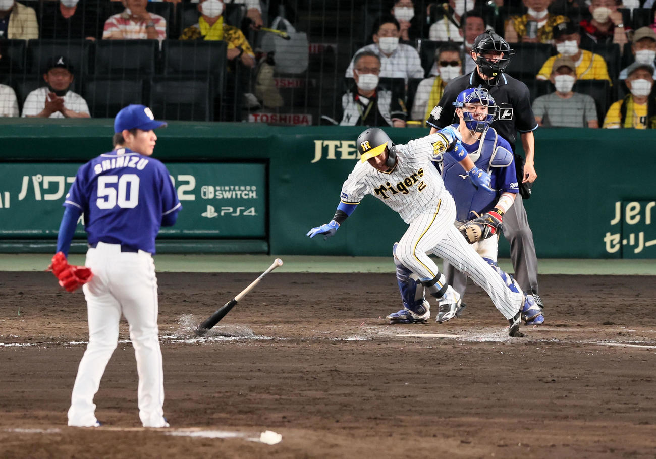 阪神対中日　8回裏阪神2死満塁、代打梅野は左前適時打を放つ。投手は清水（撮影・加藤哉）