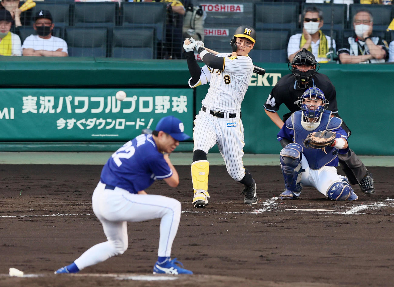 阪神対中日　2回裏阪神無死、佐藤輝は中前打を放つ。投手は大野雄（撮影・加藤哉）