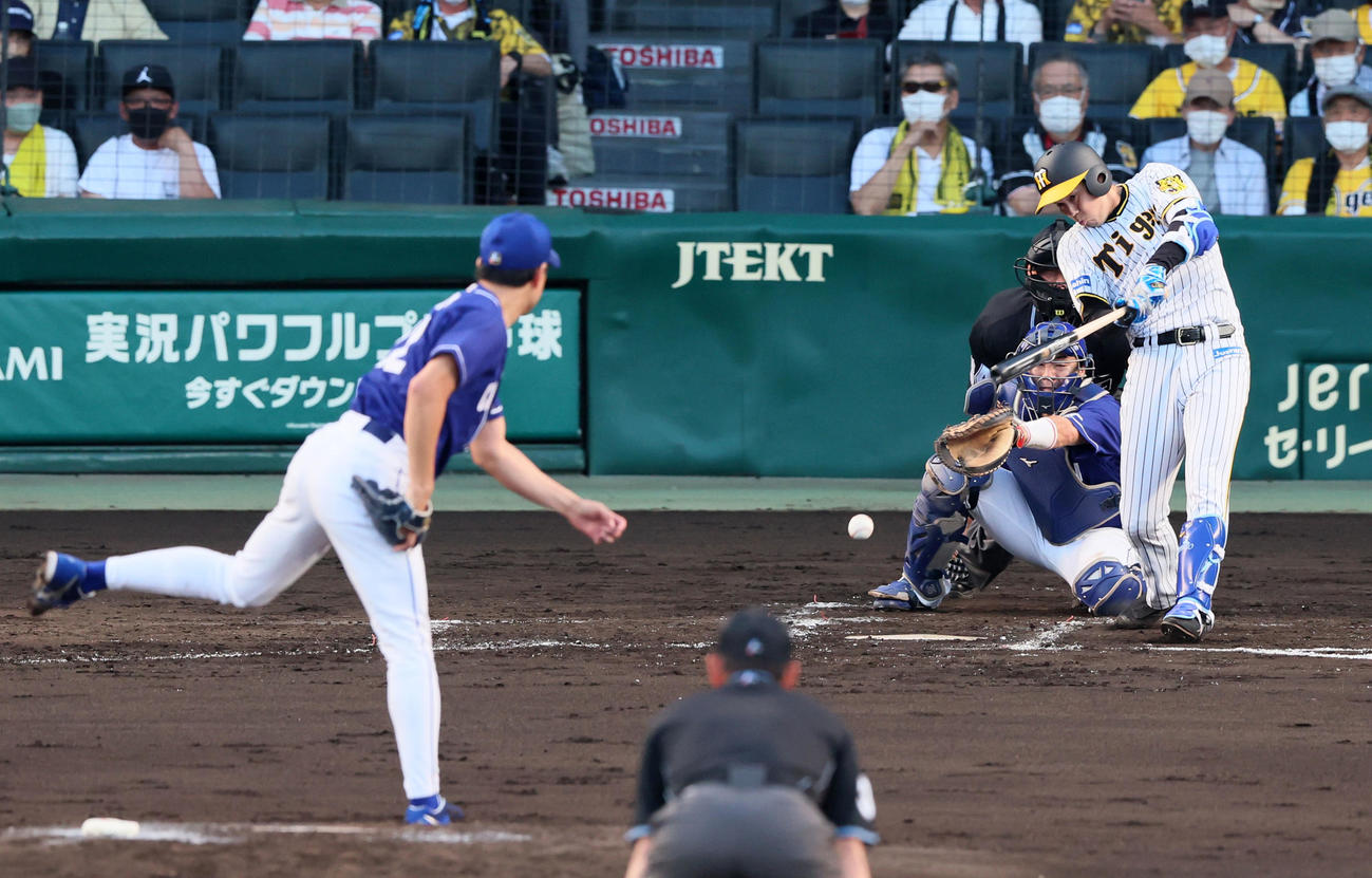 阪神対中日　2回裏阪神2死満塁、青柳は中前適時打を放つ。投手は大野雄（撮影・加藤哉）