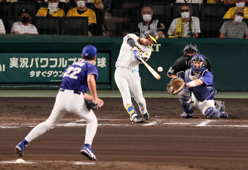 阪神対中日 6回裏阪神1死、近本は中前打を放つ。投手は大野雄(撮影・加藤哉)