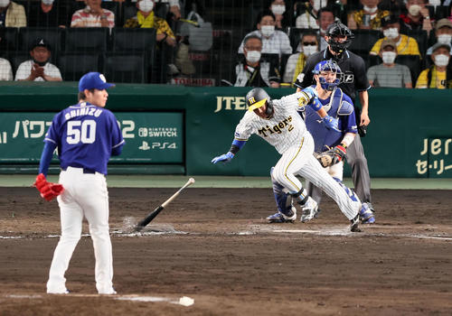 阪神対中日 8回裏阪神2死満塁、代打梅野は左前適時打を放つ。投手は清水(撮影・加藤哉)