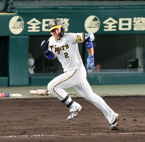 阪神対中日 8回裏阪神2死満塁、代打梅野は左前適時打を放つ(撮影・加藤哉)