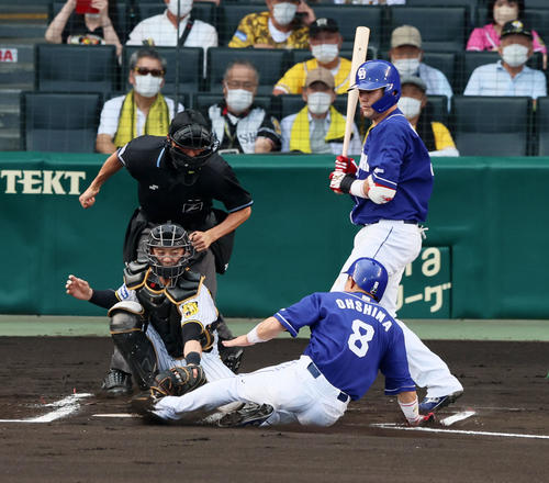 阪神対中日 1回表中日2死三塁、打者木下拓のとき三塁走者大島が本盗を狙ったがアウトになる。捕手は坂本(撮影・加藤哉)
