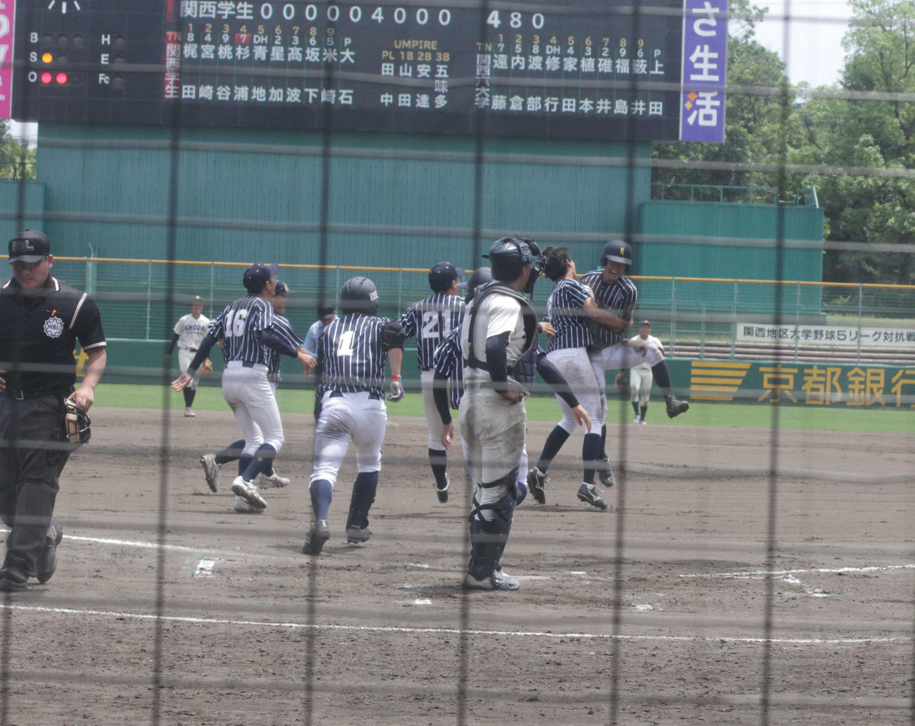 延長10回にサヨナラ勝ちした関西学生ナインはマウンド付近で抱き合って喜んだ
