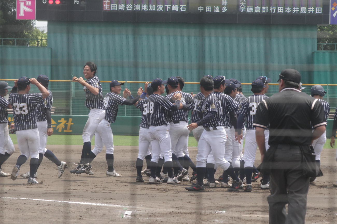 延長10回にサヨナラ勝ちした関西学生ナインはマウンド付近で抱き合って喜んだ