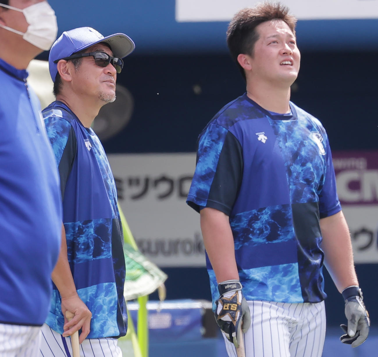 DeNA対広島　練習中に談笑するDeNA石井コーチ（左）と牧（撮影・野上伸悟）
