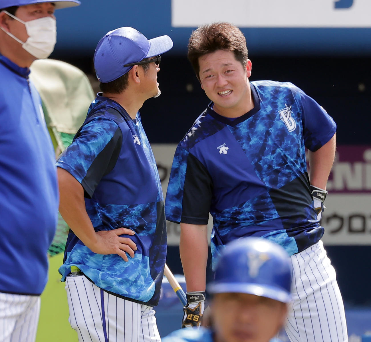 DeNA対広島　練習中に談笑するDeNA石井コーチ（左）と牧（撮影・野上伸悟）