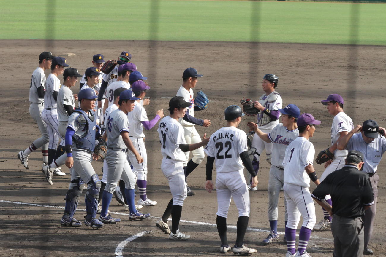 阪神大学ナインは接戦を制し、喜びを分かち合った