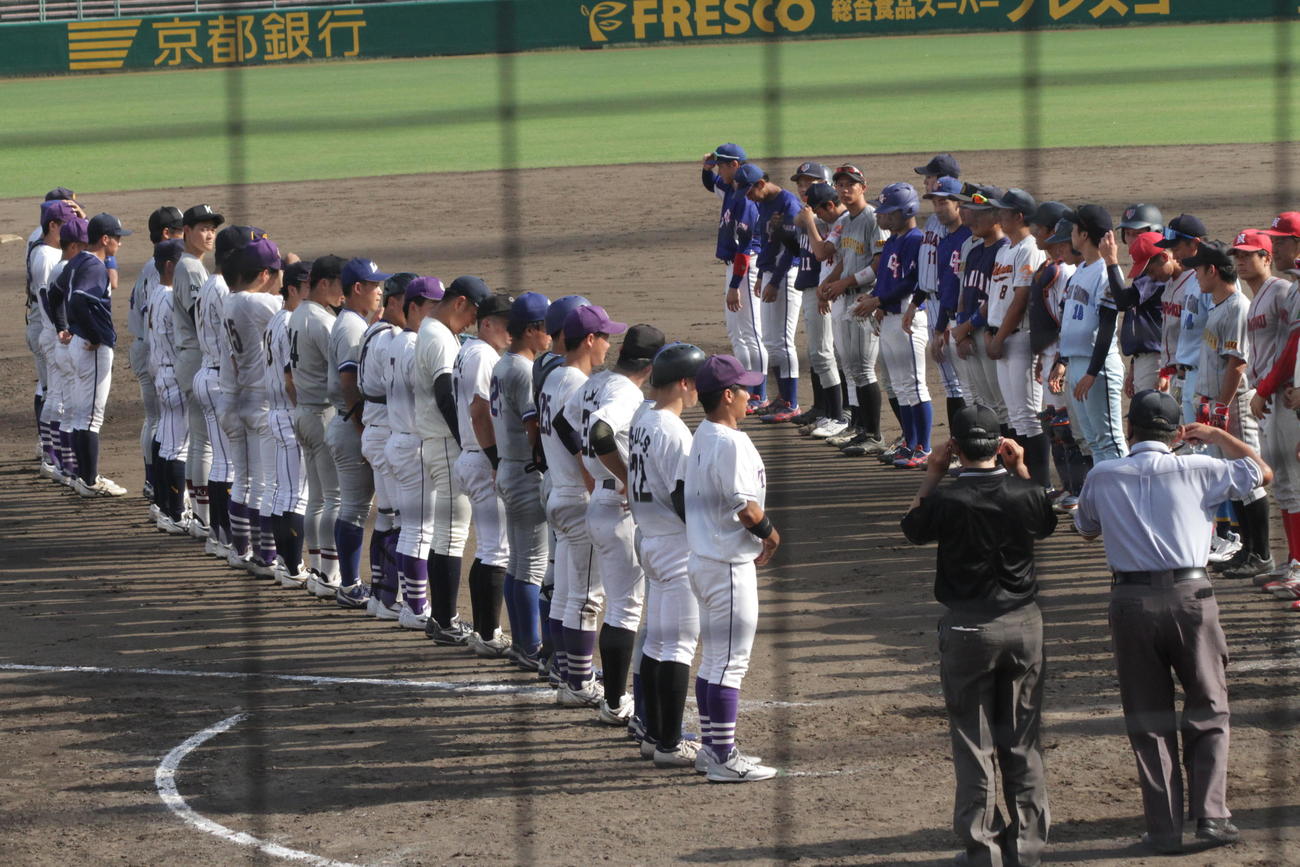 阪神大学ナインは接戦を制し、整列した
