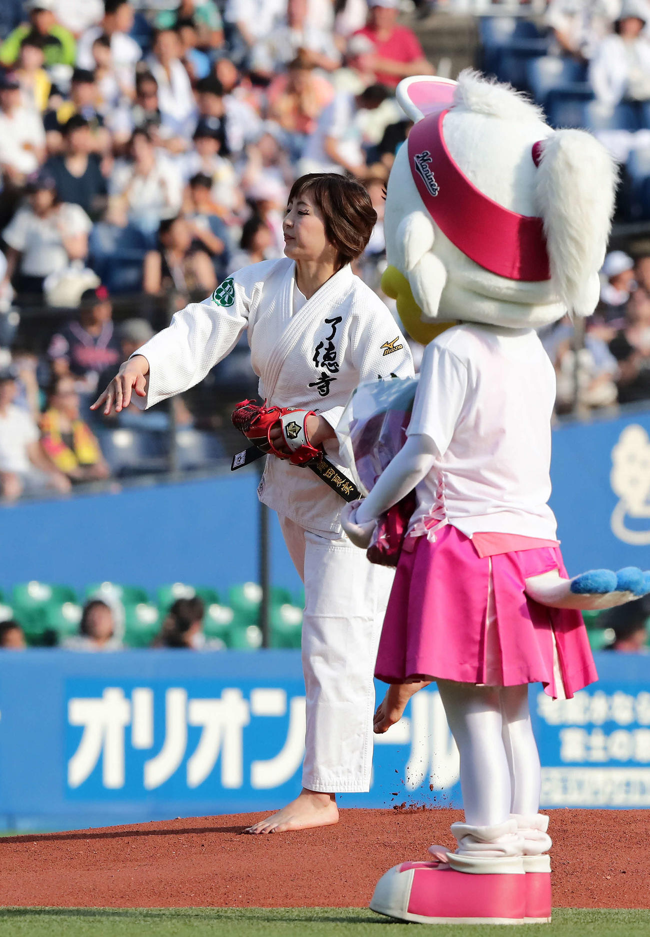 始球式をする角田夏実（2017年7月17日撮影）