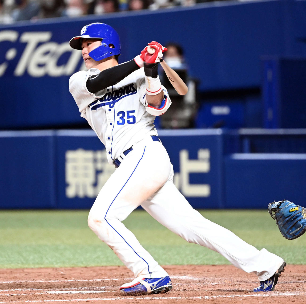 中日対巨人　4回裏中日1死一塁、二塁打を放つ木下（2022年4月24日撮影）