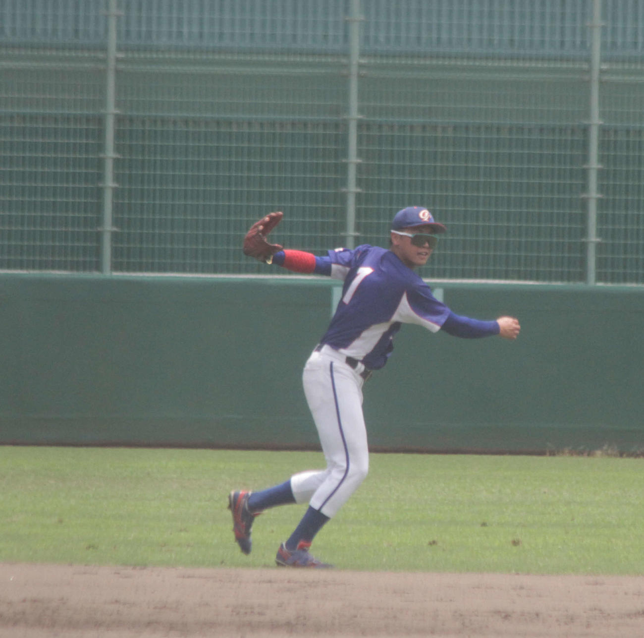 今秋ドラフト候補の大阪観光大・久保修外野手は右足太もも裏肉離れのなか、志願でシートノックに参加し、中堅を守った