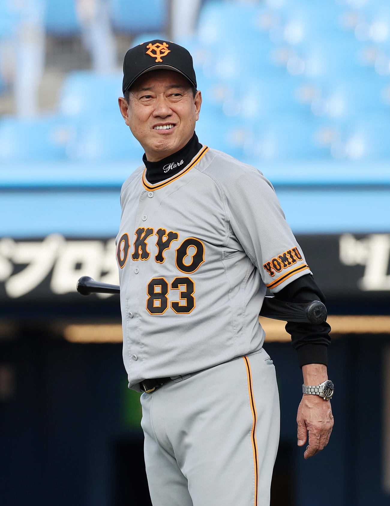 ヤクルト対巨人　練習を見つめる巨人原監督（撮影・鈴木正人）