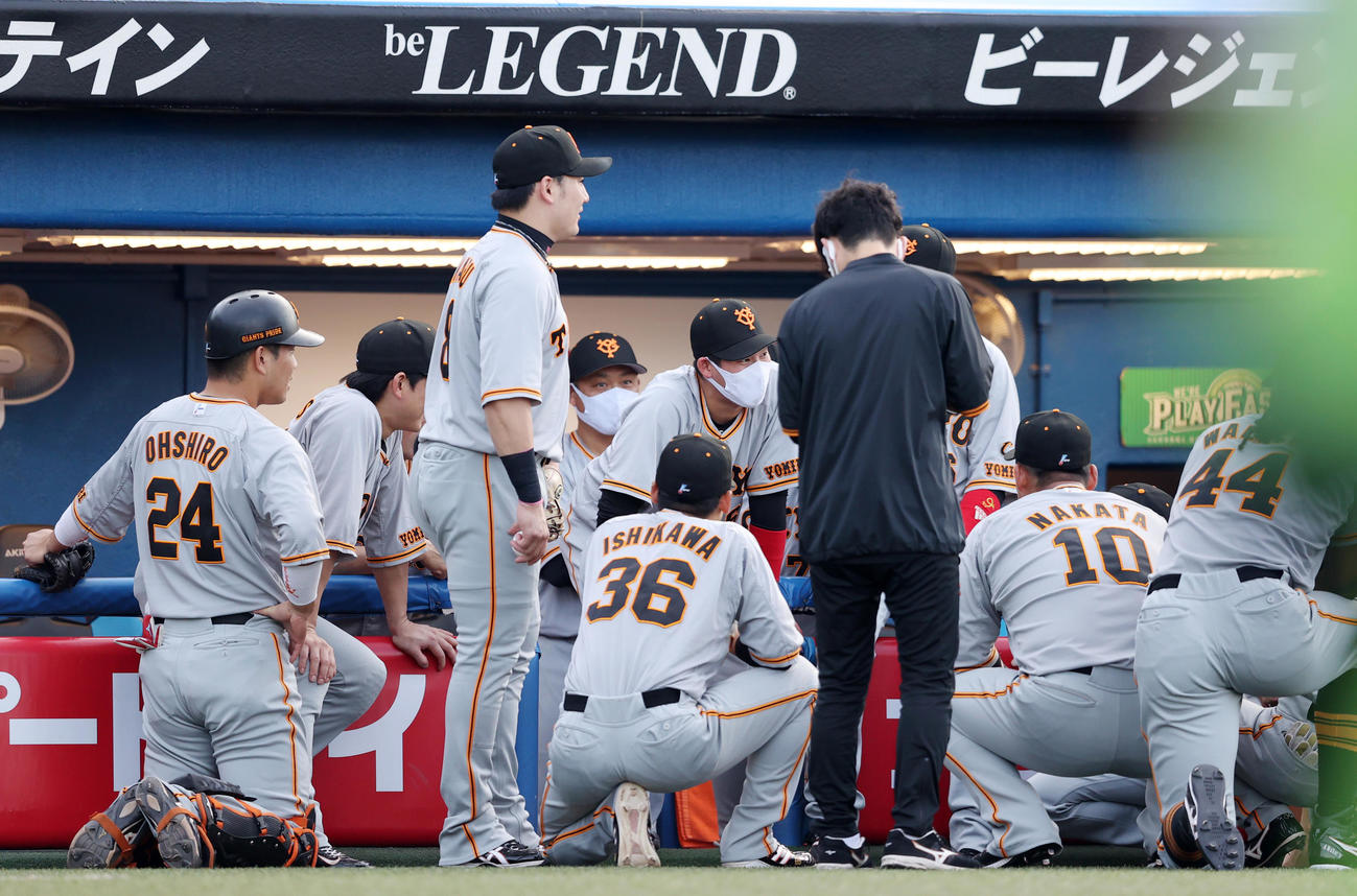 ヤクルト対巨人　試合前の円陣で声出しする増田陸（中央）（撮影・狩俣裕三）