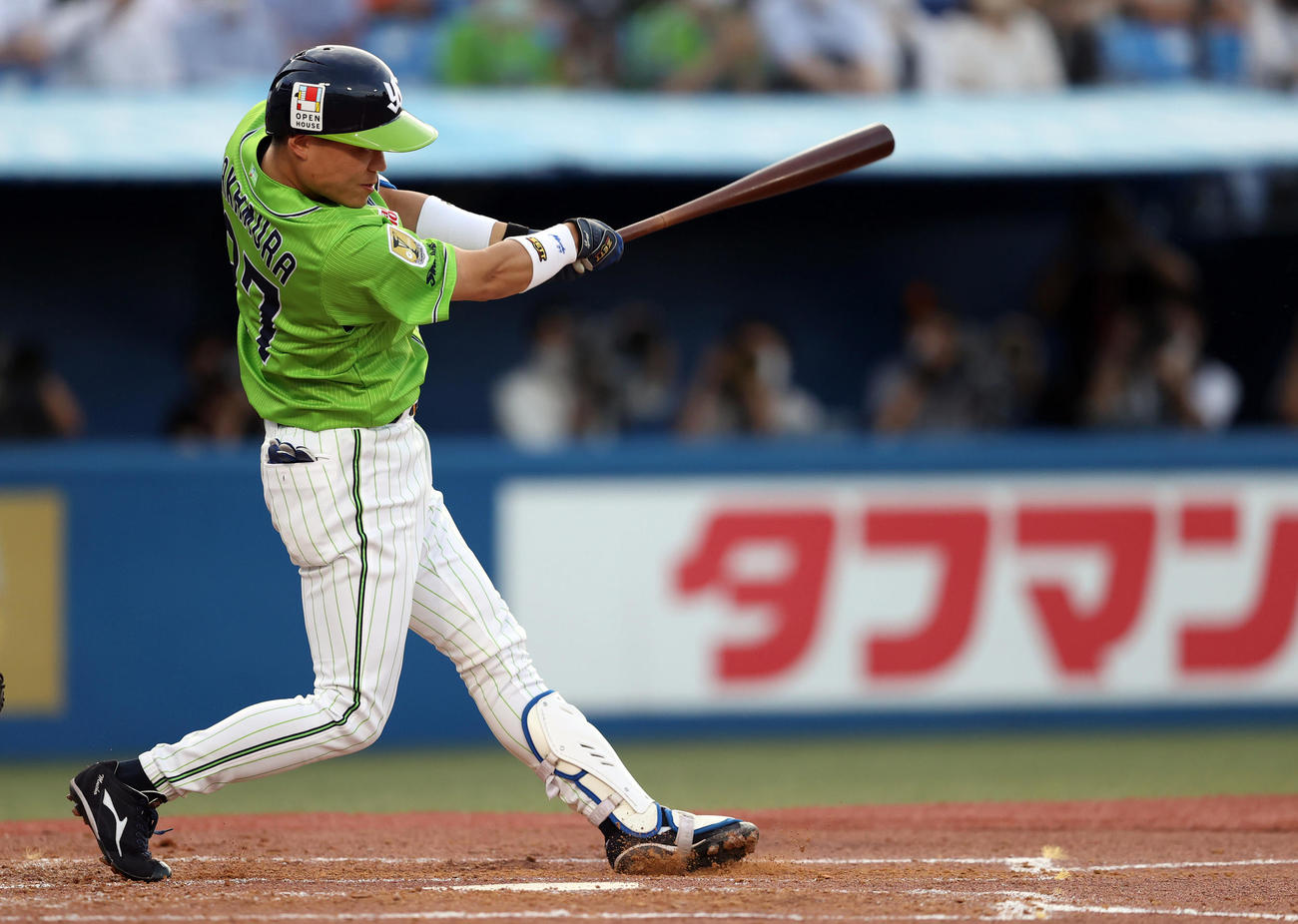 ヤクルト対巨人　1回裏ヤクルト2死一、二塁、3点本塁打を放つ中村（撮影・狩俣裕三）