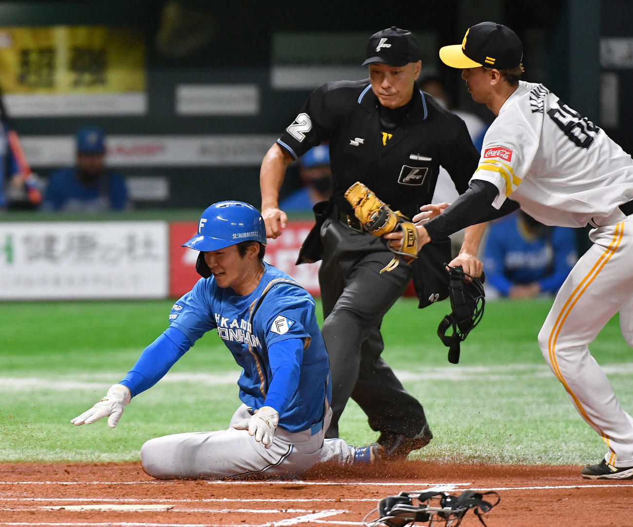 ソフトバンク対日本ハム　1回表日本ハム2死一、三塁、本盗を狙うも三本間に挟まれてタッチアウトとなった石井（左）、右は三森（撮影・岩下翔太）