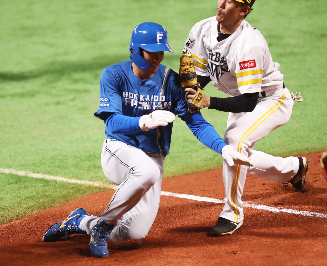 ソフトバンク対日本ハム　1回表ソフトバンク2死一、三塁、石井は松本が二盗を狙う間に本塁突入を試みるも失敗に終わる（撮影・屋方直哉）