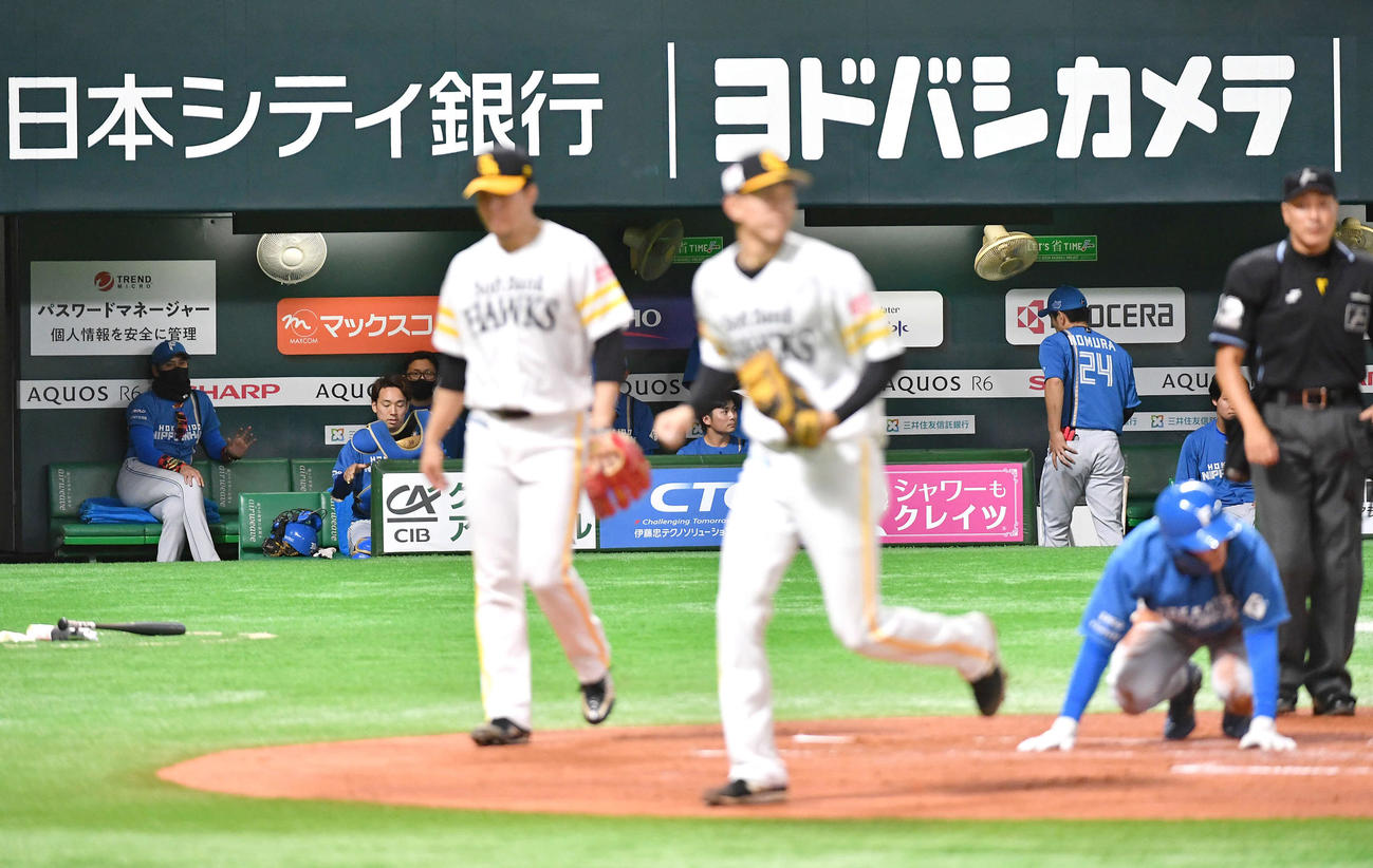 ソフトバンク対日本ハム　1回表日本ハム2死一、三塁、重盗に失敗し、本塁タッチアウトとなった石井（手前右から2人目）を見つめる新庄監督（左端）と肩を落とす日本ハムナイン（撮影・岩下翔太）