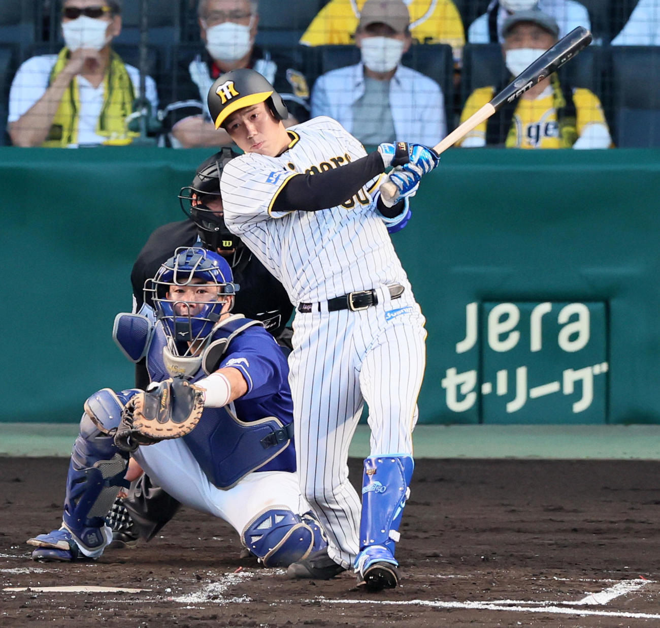 阪神対中日　2回裏阪神2死満塁、青柳は中前適時打を放つ（撮影・加藤哉）