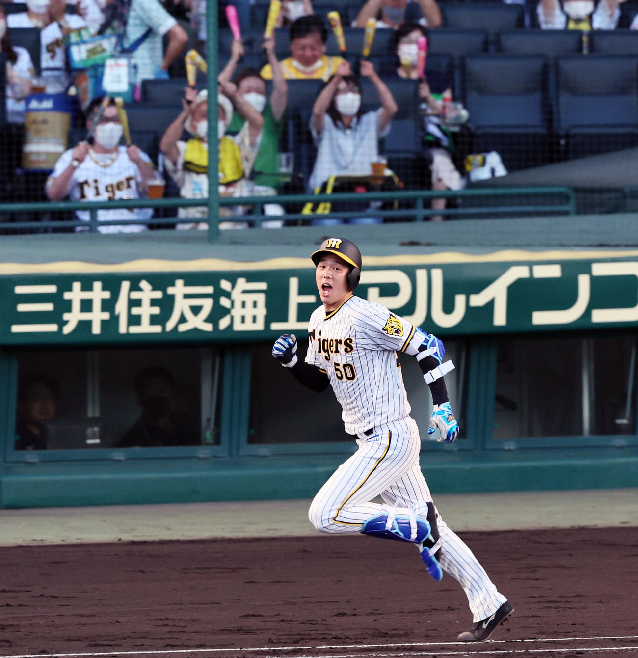 阪神対中日　2回裏阪神2死満塁、青柳は中前適時打を放ち叫びながらベースをまわる（撮影・加藤哉）