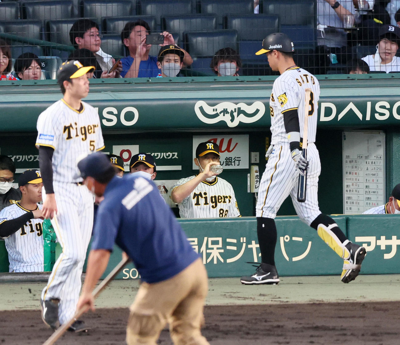阪神対中日　3回裏を終えベンチで水分補給する矢野監督。右は凡退した佐藤輝。左はマウンドへ向かう青柳（撮影・加藤哉）