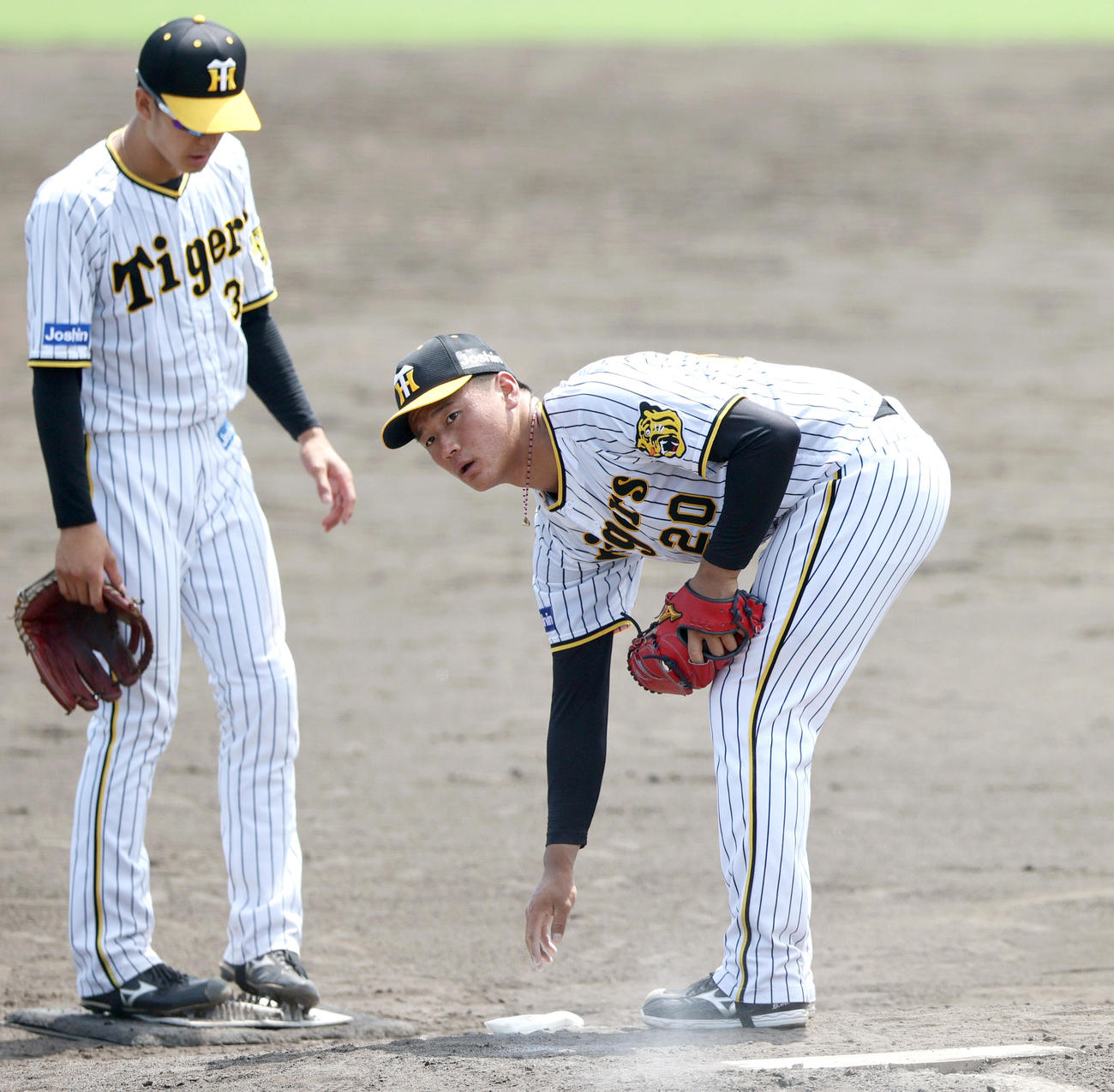 阪神対広島　4回表広島1死満塁、森木（右）は田中に中前適時打を浴びる（撮影・上山淳一）