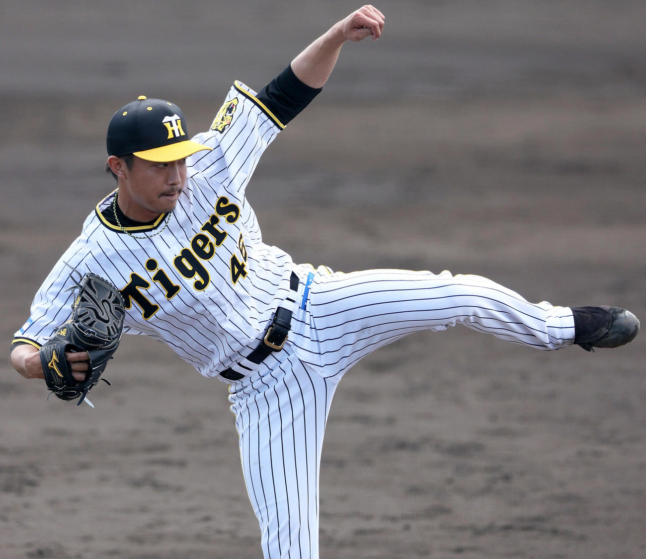 阪神対広島　8回表を打者3人で仕留め、勝利投手となった阪神島本（撮影・上山淳一）