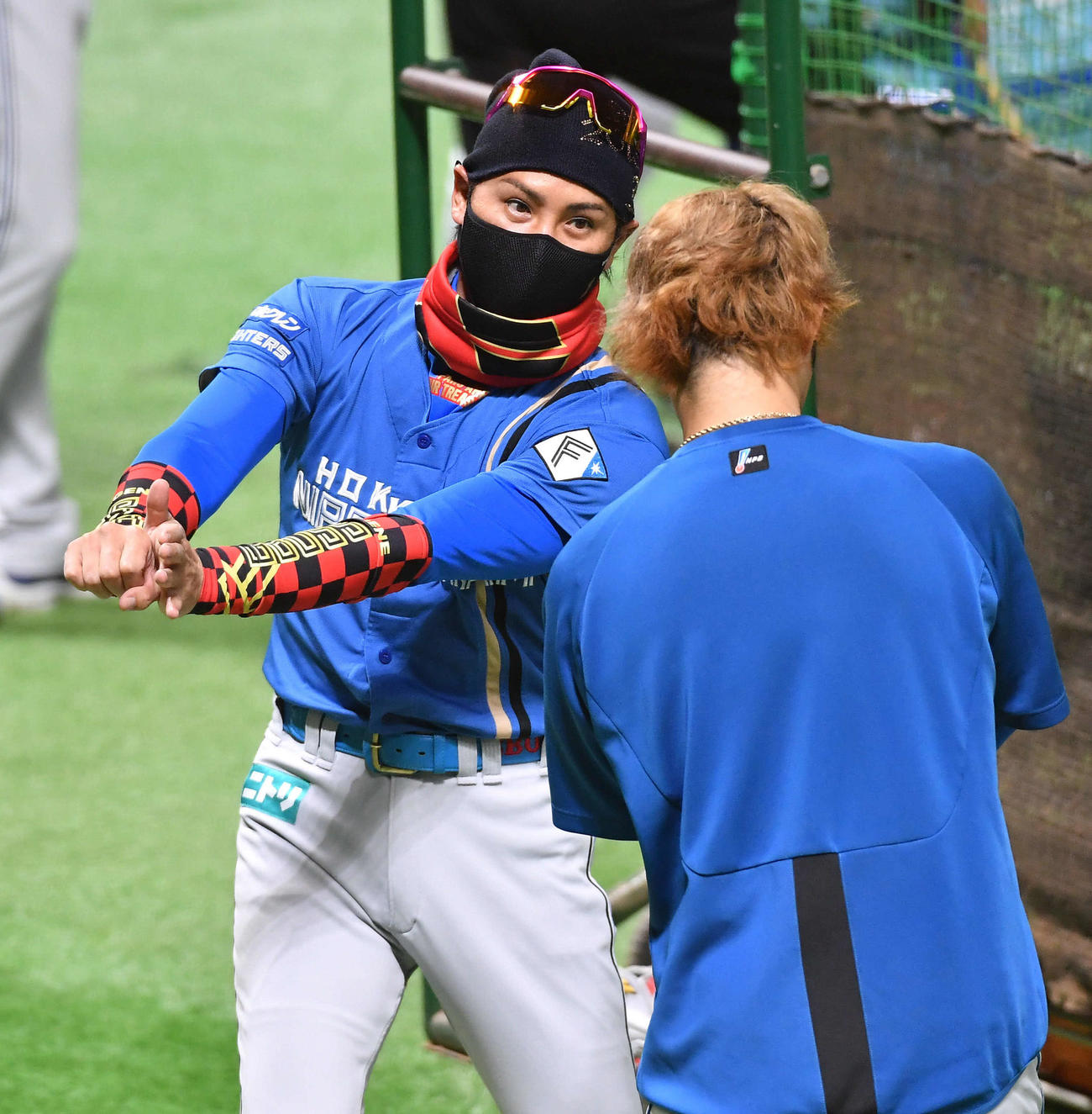 ソフトバンク対日本ハム　浅間（右）に指導する新庄監督（撮影・岩下翔太）