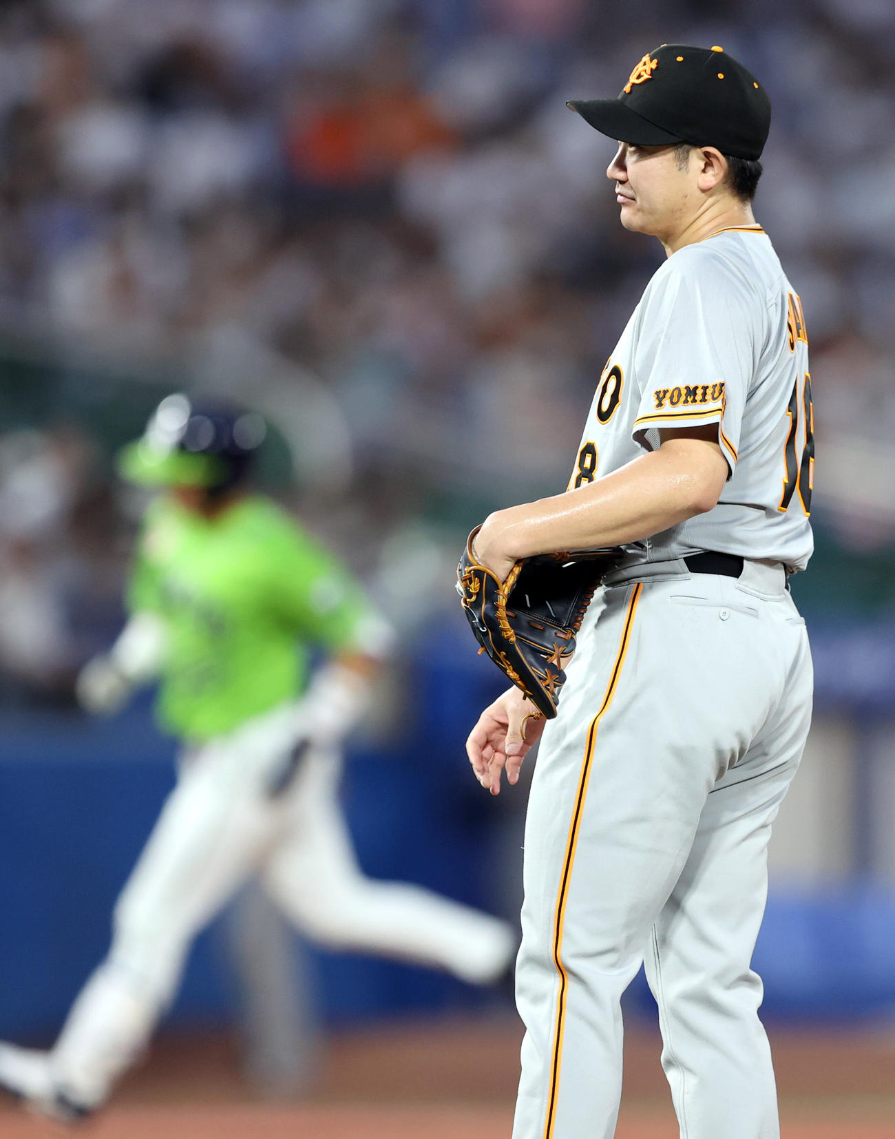 ヤクルト対巨人　3回裏ヤクルト無死二塁、中村（後方）に2点本塁打を打たれる菅野（撮影・狩俣裕三）