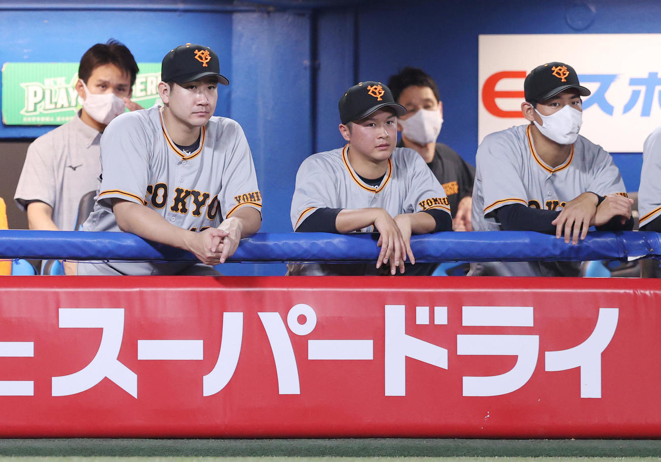 24日のヤクルト対巨人　7回裏、戦況を見つめる、左から菅野、戸田、桜井（撮影・狩俣裕三）