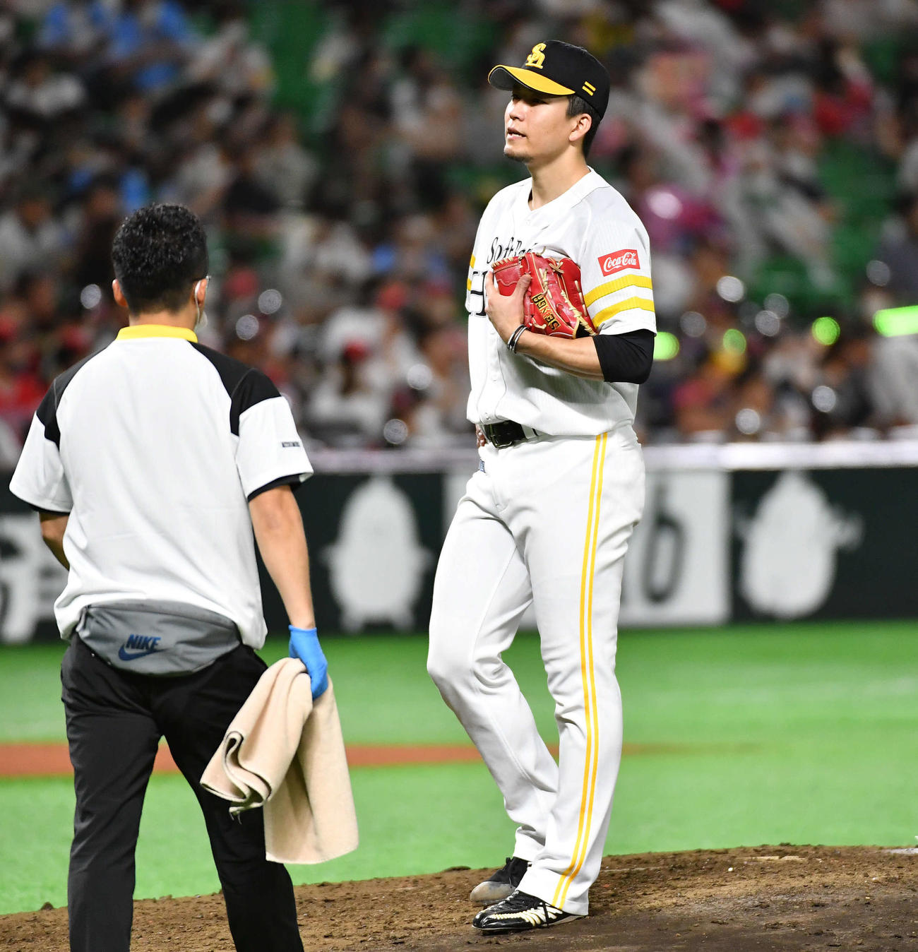 ソフトバンク対日本ハム　6回表の投球練習中に違和感を訴える千賀（撮影・岩下翔太）