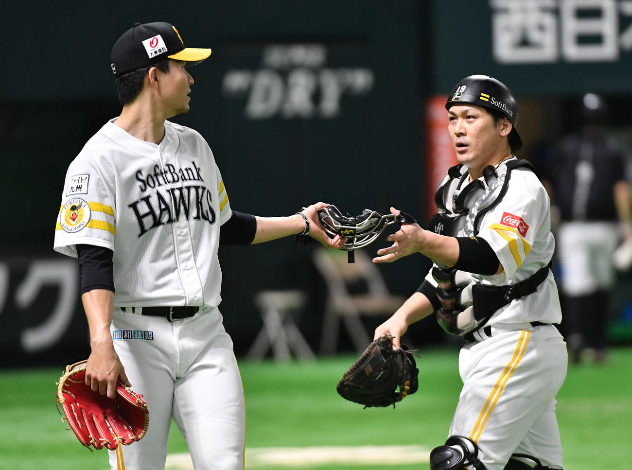 ソフトバンク対日本ハム　1回表日本ハム2死一、三塁、重盗を阻止し、甲斐（右）にマスクを手渡す千賀（撮影・岩下翔太）