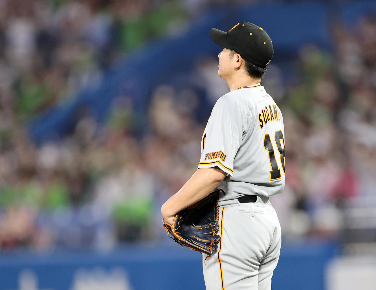 ヤクルト対巨人　3回裏ヤクルト2死一塁、中村の左中間2点本塁打を見つめる巨人菅野（撮影・鈴木正人）