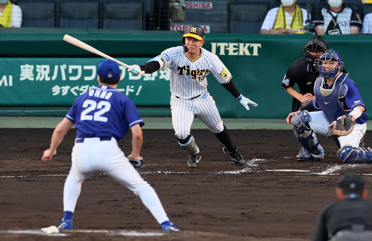 阪神対中日　2回裏阪神1死一塁、糸原は右前打を放つ。投手は大野雄（撮影・加藤哉）