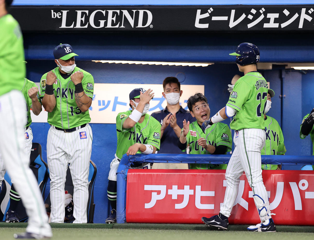 ヤクルト対巨人　3回裏ヤクルト2死一塁、中村（右）の左中間2点本塁打を迎える選手たち（撮影・鈴木正人）