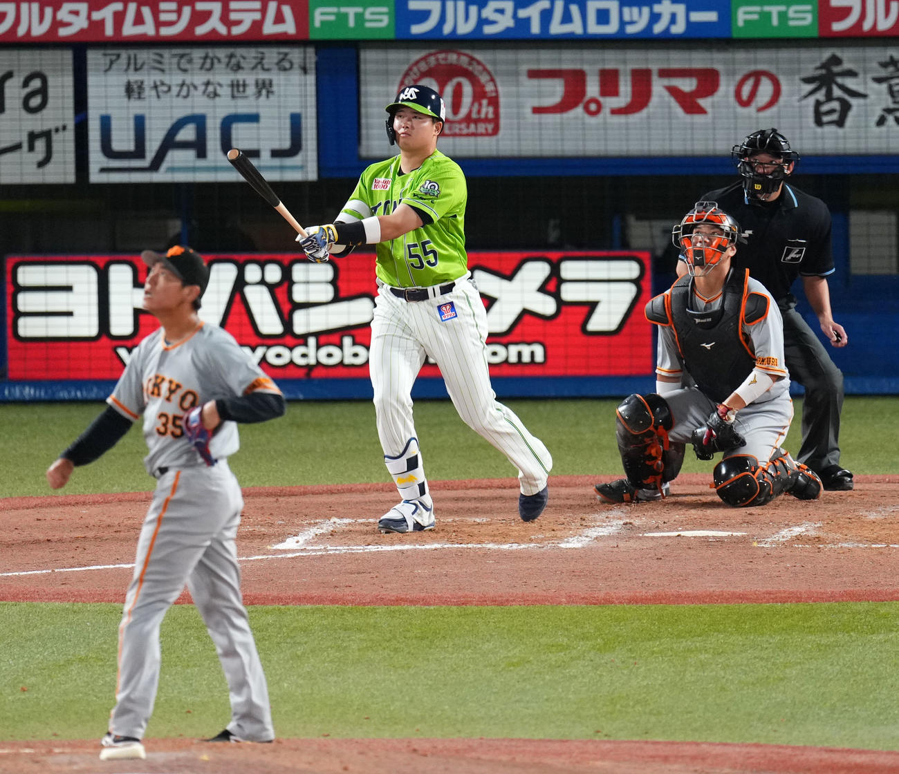 ヤクルト対巨人　6回裏ヤクルト2死二塁、右越え2点本塁打を放ち確信歩きをする村上（撮影・横山健太）