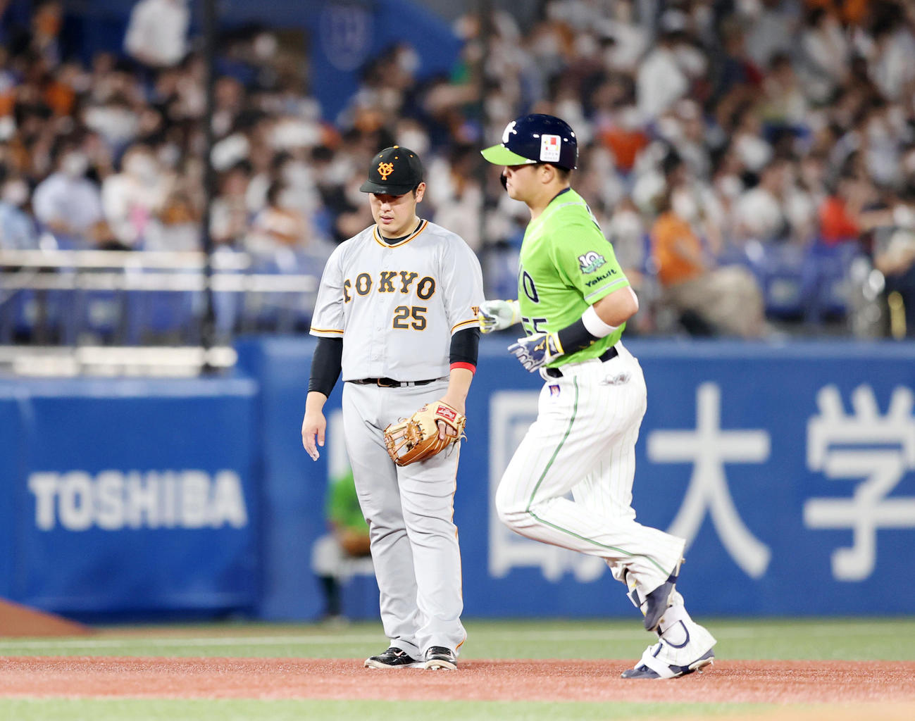 ヤクルト対巨人　6回裏ヤクルト2死二塁、右越え2点本塁打を放ち、ダイヤモンドを回る村上（右）から視線を外す巨人岡本和（撮影・狩俣裕三）