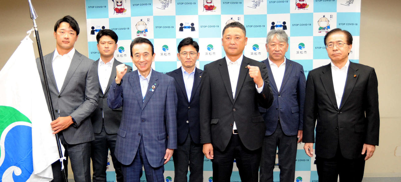 鈴木浜松市長（左から3人目）から激励されたヤマハの室田監督（右から3人目）と前野主将（左端）ら