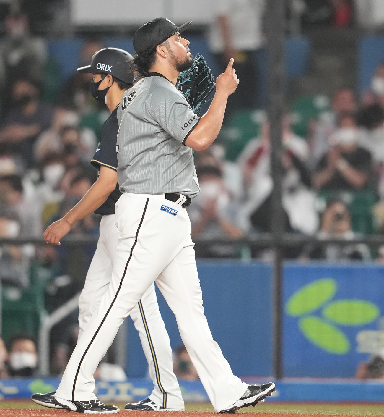 ロッテ対オリックス　来日初登板の8回表を無失点に抑え、ポーズをとるロッテ・オスナ（撮影・鈴木みどり）