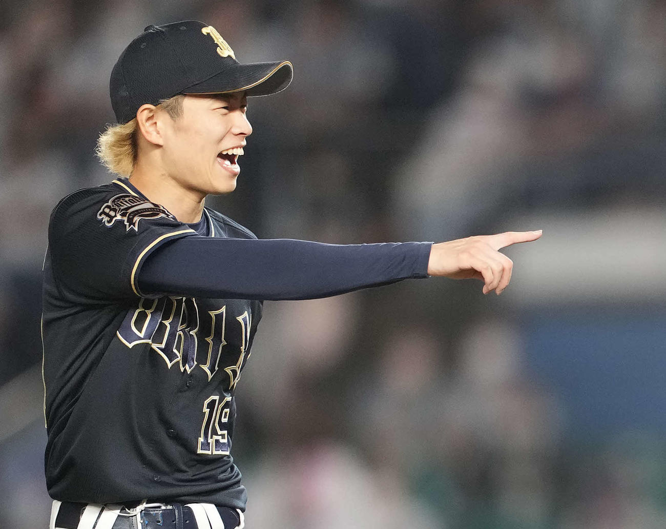 ロッテ対オリックス　4回まで無失点に抑え、笑顔で指さすオリックス山岡（撮影・鈴木みどり）