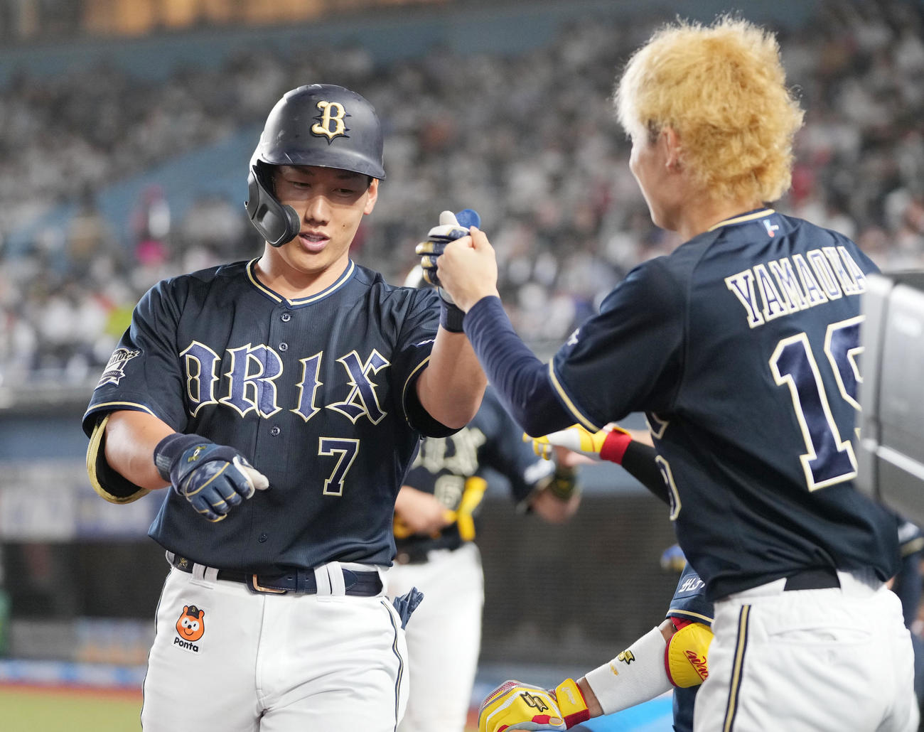 ロッテ対オリックス　9回表オリックス無死二塁、右越え2点本塁打を放った吉田正（左）は山岡と笑顔でタッチを交わす（撮影・鈴木みどり）
