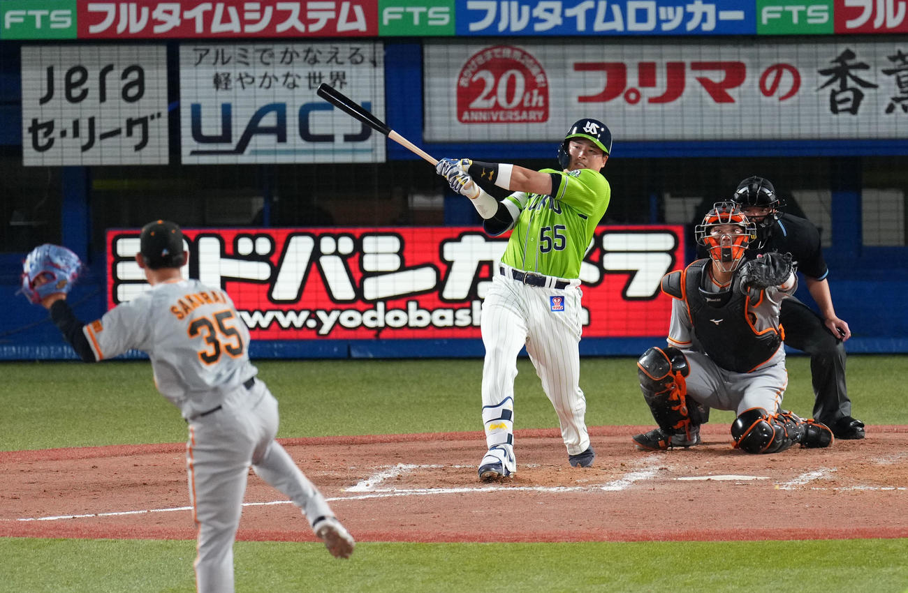 ヤクルト対巨人　6回裏ヤクルト2死二塁、右越え2点本塁打を放つ村上（撮影・横山健太）
