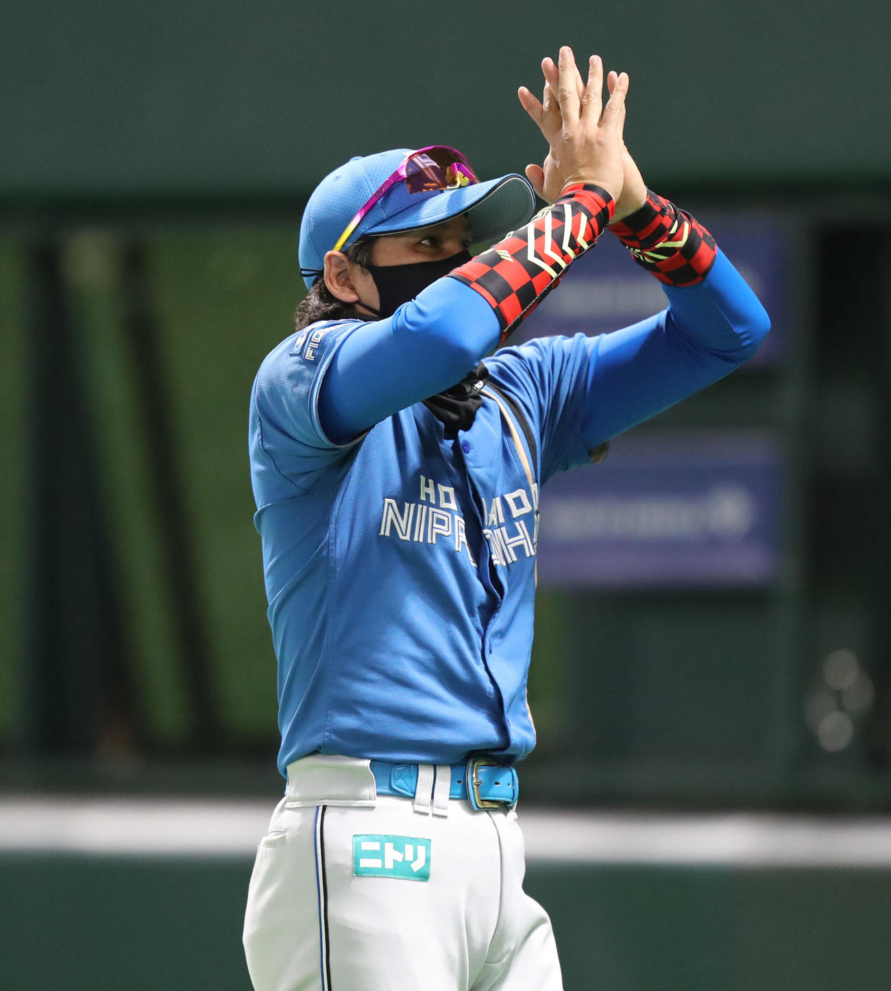 ソフトバンク対日本ハム　8回裏に選手の交代を告げる新庄監督（撮影・屋方直哉）
