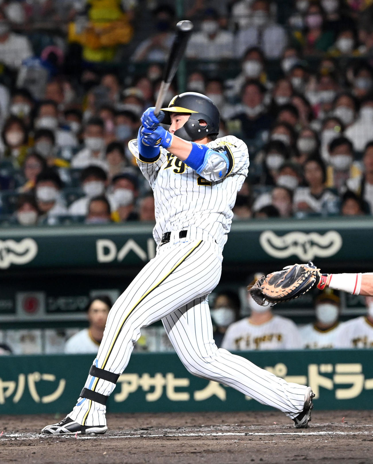 阪神対中日　8回裏阪神2死満塁、梅野は左前2点適時打を放つ（撮影・前岡正明）