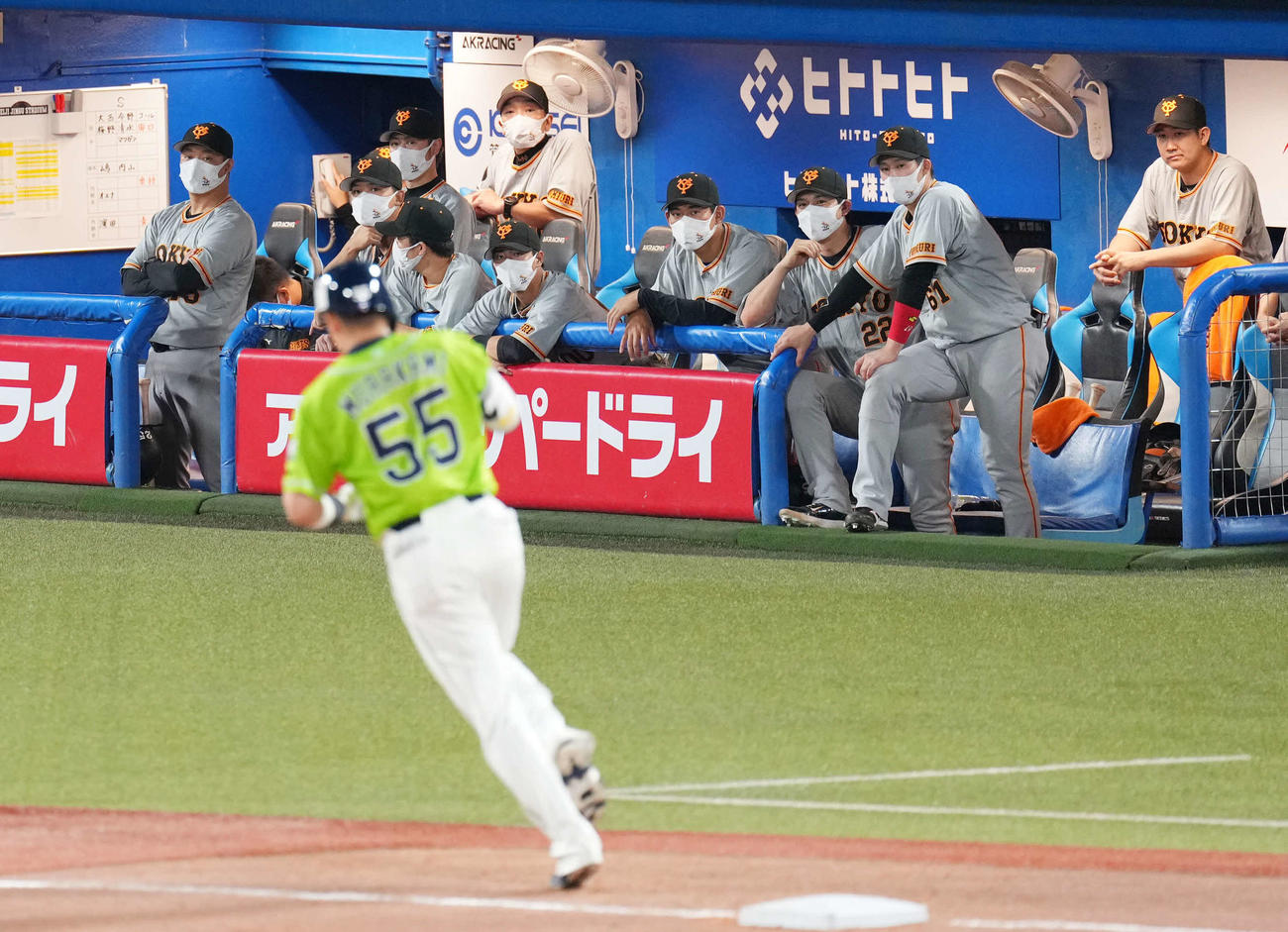 ヤクルト対巨人　7回裏ヤクルト1死二塁、村上（手前）に2打席連続本塁打を浴び肩を落とす巨人ベンチ（撮影・横山健太）