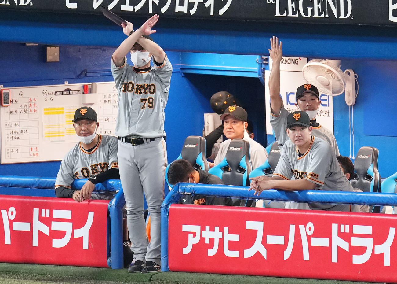 ヤクルト対巨人　7回裏途中、主力を交代させる巨人ベンチ（撮影・横山健太）