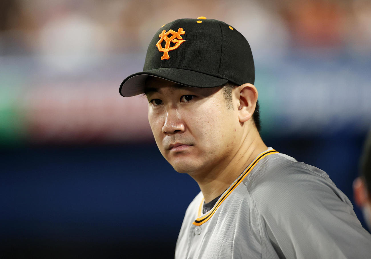 ヤクルト対巨人　6回裏、戦況を見つめる巨人菅野（撮影・鈴木正人）