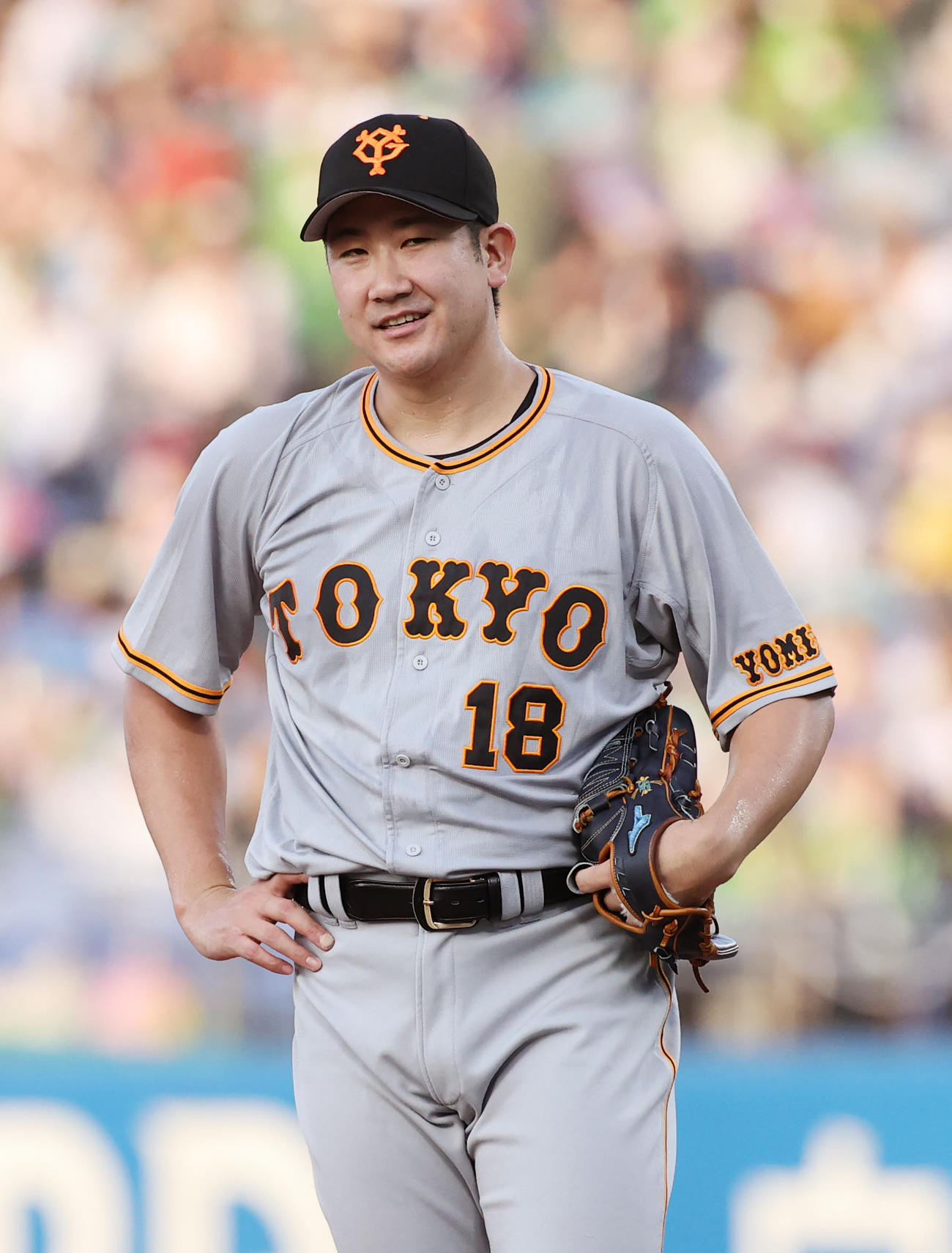 ヤクルト対巨人　1回裏ヤクルト2死一、二塁、中村悠平に左中間3点本塁打を放たれ苦笑いする巨人菅野（撮影・鈴木正人）